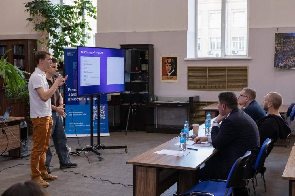 Студенты защищают проект перед практиками